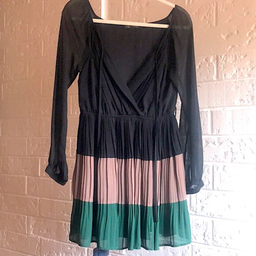 Pleated v-neck colorblock mini dress